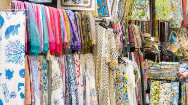 Palermo 'daki pazarda renkli kumaşlar ve giysiler