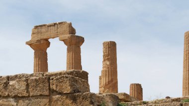 Sicilya, İtalya 'daki Agrigento tapınağının kalıntıları..