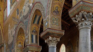 Palermo, İtalya 'daki Monreal Katedrali' nin güzel iç mekanı.