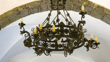 Metal avizeli eski bir kale.