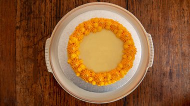 Beyaz tabakta karamel ile pasta