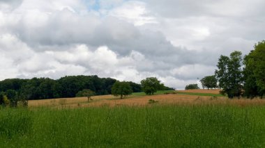 Bulutlu gökyüzü ile güzel manzara