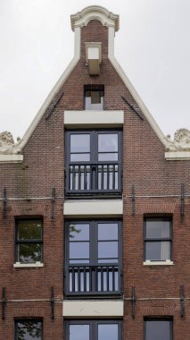 Amsterdam 'da eski bir evin dış görünüşü