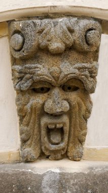 Lavdan yapılmış mitolojik bir figür 