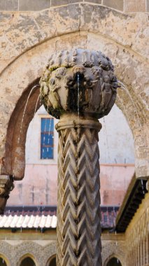 Kilise koridorundaki çeşme, Sicilya 'da.