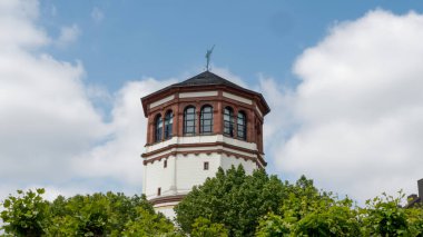 Tepesinde rüzgar gülü olan cctagonal kule