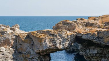 İspanya 'da Karadeniz kıyısındaki deniz ve kaya manzarası