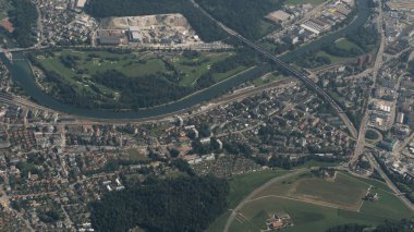 Nehirdeki bir İsviçre şehrinin havadan görünüşü