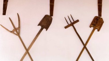 Duvardaki eski ahşap çiftlik aletleri.