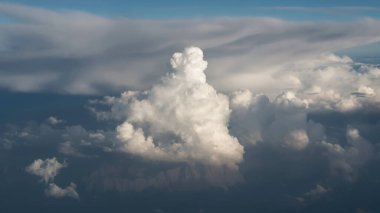 Gökyüzündeki beyaz bulutlar