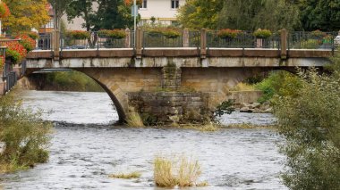 St. Blasien şehrinde nehir üzerindeki köprü..