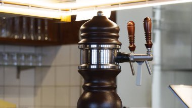 Barda bir musluk var. Yakın çekim.