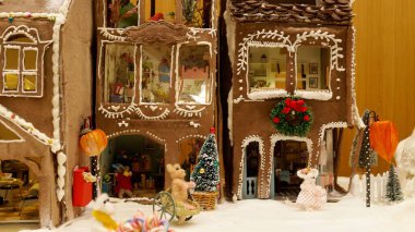 Bayram Dekorasyonları ve Kutlama Elementleriyle Büyüleyici Zencefilli Ekmek Evi