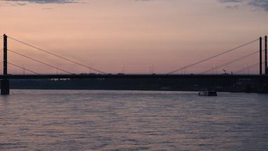 Ren nehrinin üzerinde güzel bir gün batımı