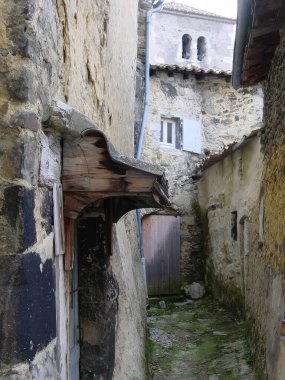 Antik Taş Binalar Arasındaki Rustik Dar Geçit                      