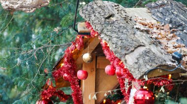 Yeşilliğin Ortasında Baubles ile Rusça süslenmiş Noel Yapısı