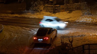 Buz Yolu Kavşağında Gece Karları Sahnesi Arabalarla