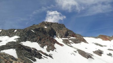 Karla kaplı Dağ Tepesi Açık Mavi Gökyüzünün Altında