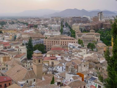 Dağlı ve Kentsel Manzaralı Tarihi Şehir Merkezi Manzarası