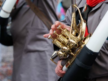 Açık havada pirinç enstrüman çalan bir müzisyenin yakın çekimi