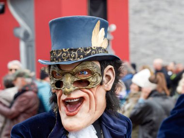 Maskeli ve Şapkalı Adam Renkli Karnaval Sokak Yürüyüşüne Katıldı