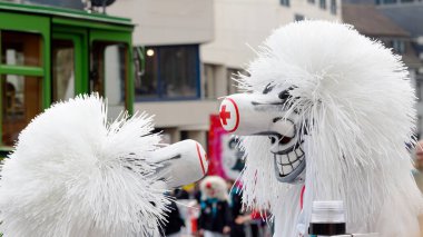 Eşsiz ve Komik Beyaz Kostümler Giyen İki Karnaval Katılımcısı Açık Hava Etkileşimi