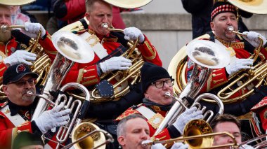 Brass Bando Müzisyenleri Grubu Eşleşen Üniformalarla Dışarıda Gösteri Yapıyor