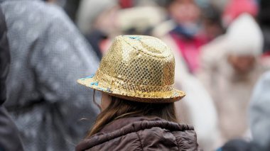 Pırıltılı Altın Sıralı Şapka Giyen Seyirci Sahnesi