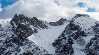 Görkemli Karlı Dağ Tepeleri Mavi Gökyüzü Altında