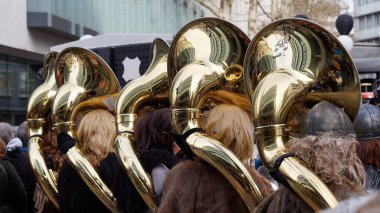Açık Hava Festivali sırasında Brass Instruments çalan bir grup müzisyen
