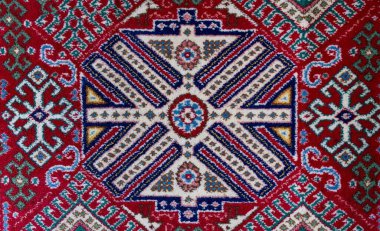 Yünde Kırmızı ve Mavi Ayrıntılı Karmaşık Geometrik Halı Deseni