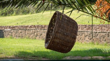 Güneşli Bahçe Ayarlarında Hasır Sandalye Asmak