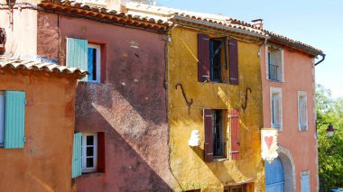 Güneşli bir köyde Renkli Yüzlü Büyüleyici Akdeniz Evleri