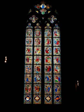 Ayrıntılı Lekeli Cam Pencere Kilisedeki Dini Sahneler ve Figürler