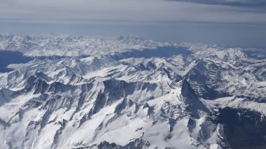 Açık Mavi Gök Altında Nefes Kesen Karla Kaplanmış Dağ Sırası