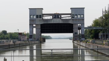 Endüstriyel Su Yolu Kilidi Yapısı Çevrelenmiş Yeşil ve Sakin Nehir