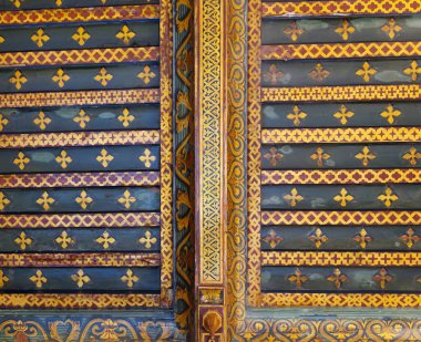 Canlı Geleneksel Ahşap Mimari Tasarımda Karmaşık Geometrik Desenler