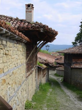 Taş Duvarları ve Döşemeli Çatıları olan Tarihi bir köyde Büyüleyici Dar Sokak