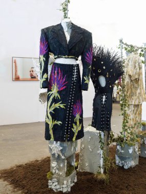 Eşsiz Tasarımlar ve Dokulu Sanatsal Giysiler Sergisi