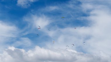 Beyaz Bulutlu Açık Mavi Gökyüzünde Grup Paragliding