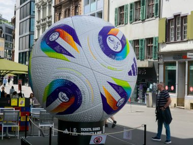 Canlı Şehir Sokak Ayarlarında Büyük Futbol Topu Gösterimi