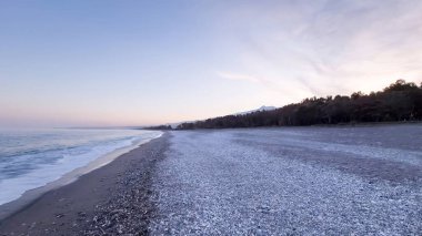 Sükunet Plajı Şafak vakti Misty Horizon ve Nazik Dalgalarla