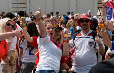 İngiliz Hayranlar Grubu Kadın EURO 2025 finalinde İçkilerle Kutlama Yapıyor