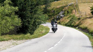 Doğayla çevrili, Manzaralı Ülke Yolu 'nda Bisikletçi Grubu