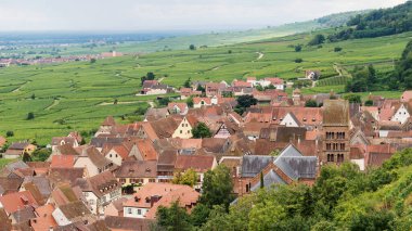 Huzurlu bir Gökyüzü Altında Üzüm bağları olan Manzaralı Köy