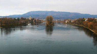 Etrafı Güz Ağaçları ve Tepeleriyle çevrili Sakin Nehir