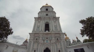 Kyiv 'in ana kilisesinin muhteşem manzarası meydandaki Aziz Sophia Katedrali. Panoramik görünüm.