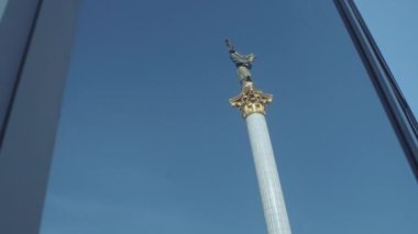 Ukrayna 'nın başkenti Kyiv' deki Meydan Nazalezhnosti 'deki Bağımsızlık Anıtı' nın yansıması. Özgürlüğün sembolü