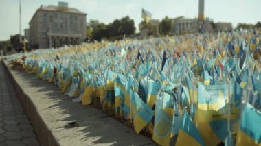 Ölen Askerler Anıtı. Khreshhatyk Caddesi. Haziran, 2023. Kyiv. Savaşta öldürülen askerlerin isimleriyle birçok Ukrayna Bayrakları. Rusya 'nın Askerî Topluluğuna Karşı Ülkeyi Korurken Ölen Kahramanları Sembolize Et