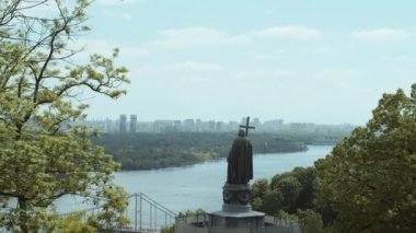 Büyük Volodymyr Anıtı - Kyiv 'in kurucusu. Gözlem noktasından geniş Dnipro görünümü
